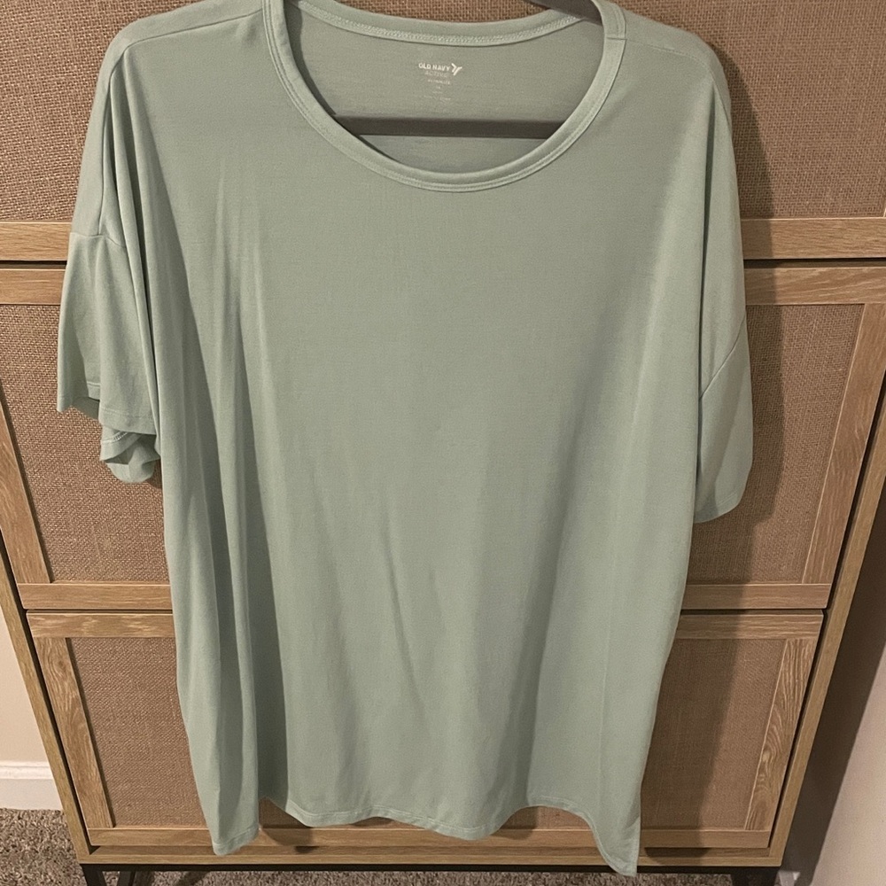 Old Navy Active Ultralite Crewneck Tee in Light Sage
